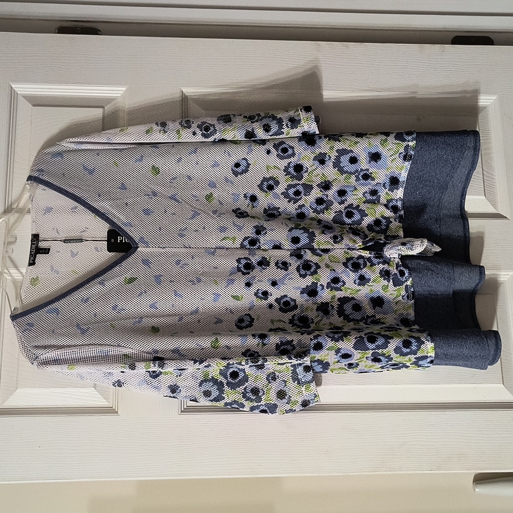 Picadilly new with tags beautiful top, bin (B10)